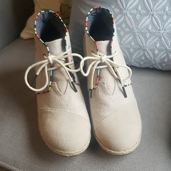 TOMS Burlap Suede Desert Wedge Bootie - Picture 7 of 7